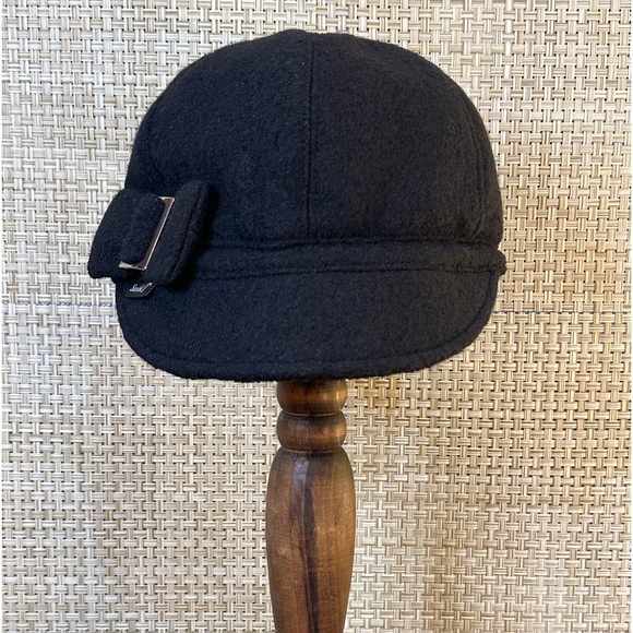 Black Six Panel Boiled Wool Newsboy Cap by Sanibel Canada - Picture 5 of 11